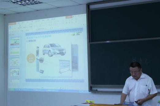 姜穗老师在进行《新能源汽车技术》说课.jpg