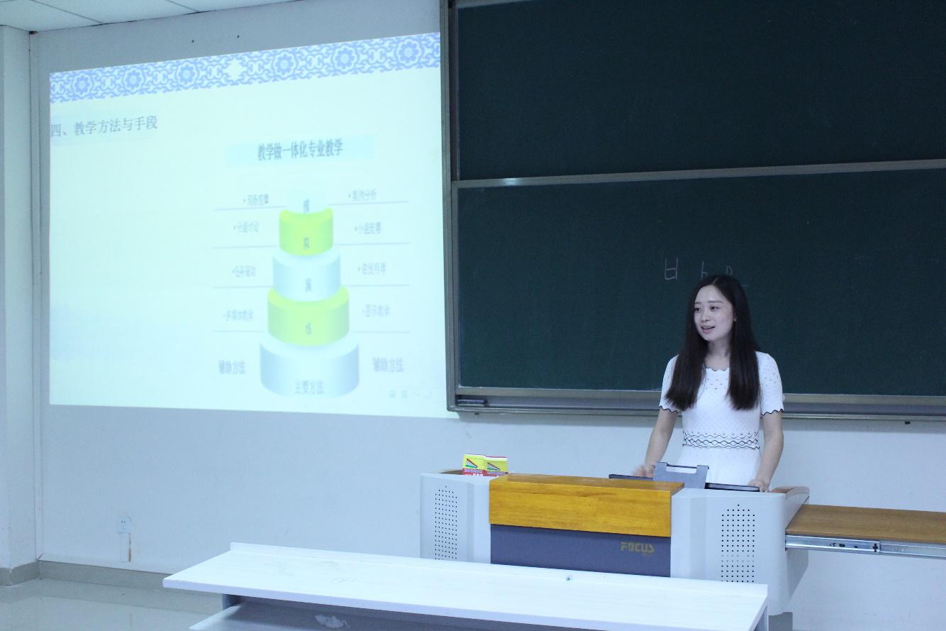 王婧盈老师在进行《企业人力资源管理》说课.jpg