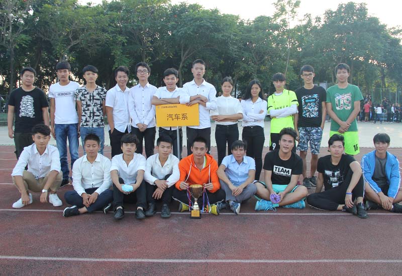 部分运动员及学生干部合影.jpg 部分运动员及学生干部合影.jpg