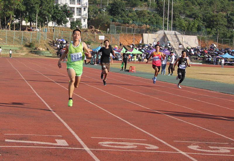 汽车系莫长霖同学参加男子100m轻松冠军.jpg 汽车系莫长霖同学参加男子100m轻松冠军.jpg