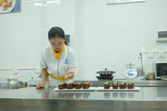 学生在为西点做装饰.jpg 学生在为西点做装饰.jpg