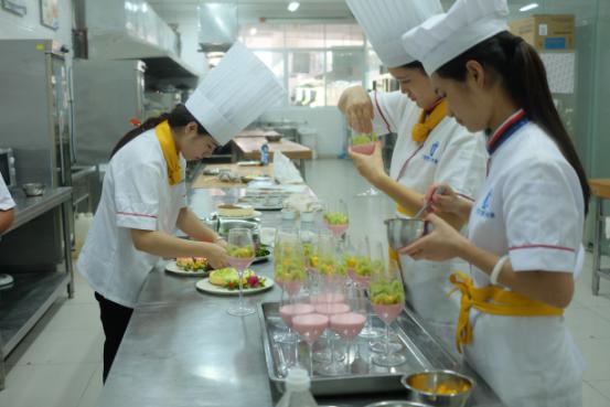 学生们小心翼翼呵护着手中的“作品”.jpg 学生们小心翼翼呵护着手中的“作品”.jpg