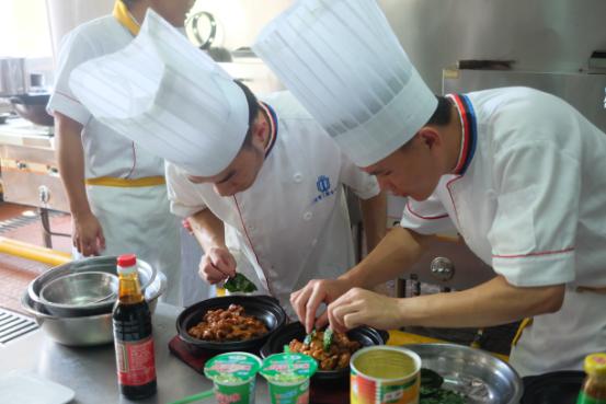 学生在为摆盘做最后的装点.jpg 学生在为摆盘做最后的装点.jpg