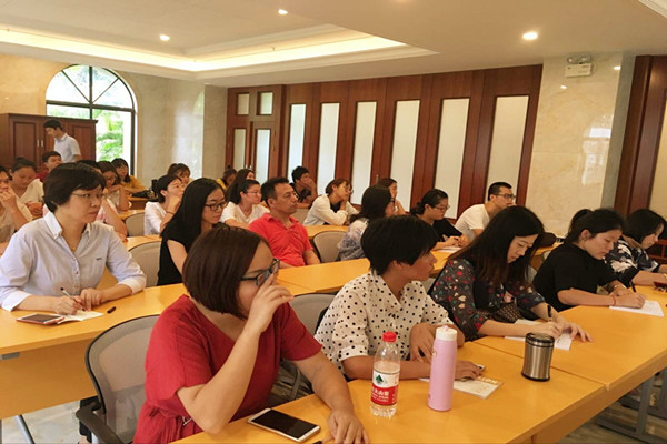 认真听讲座的师生.jpg 认真听讲座的师生.jpg