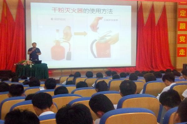 老师向同学们讲授干粉灭火器的使用方法.jpg