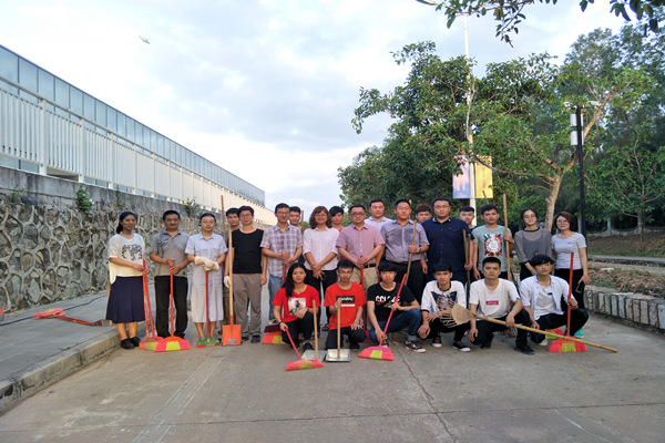 图1 全体净化校园志愿服务师生合影.jpg