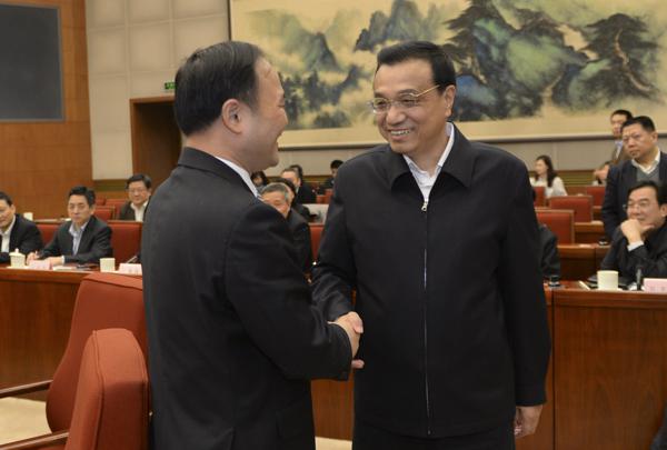 李克强总理与李书福董事长亲切交谈.jpg