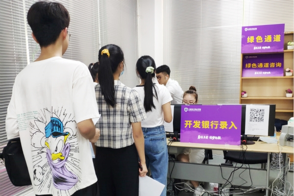 20200930绿色通道”助�?020级新生顺利入学（3）_副本.jpg