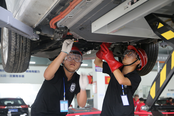20201030我校荣获2020年“吉利杯”新能源汽车技术与服务赛项冠军 (3).JPG