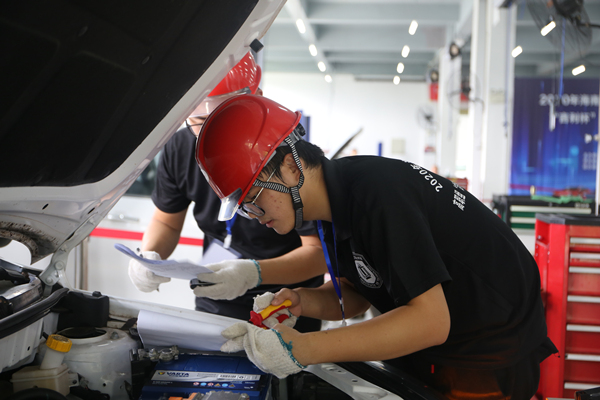 20201030我校荣获2020年“吉利杯”新能源汽车技术与服务赛项冠军 (4).JPG