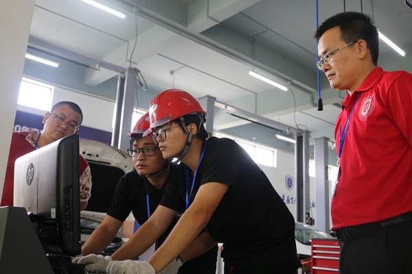 20201030我校荣获2020年“吉利杯”新能源汽车技术与服务赛项冠军 (6).JPG