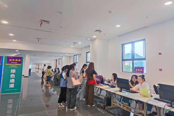 20230913我校开启“绿色通道”，护航23级新生顺利入�?1).jpg